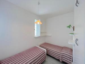 リニャーノ・サッビアドーロにあるResidenza Quadrifoglioの白い部屋 ベッド2台 窓付