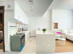 Kuchyň nebo kuchyňský kout v ubytování Mira Holiday Homes - Fully furnished studio in JVC