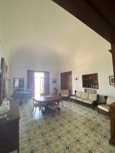 a living room with couches and a table at Casa di don Francesco in Scala