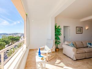 salon z kanapą i balkonem w obiekcie Apartment Les Dauphins-1 by Interhome w miejscowości Sainte-Maxime