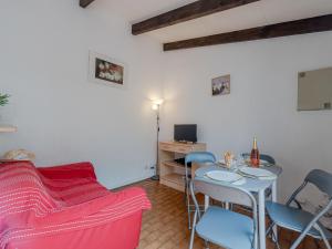 um quarto com uma mesa, cadeiras e uma secretária em Holiday Home Le Hameau des Capellans by Interhome em Saint-Cyprien-Plage