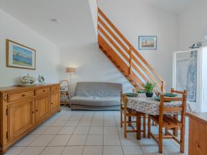 ein Wohnzimmer mit einem Tisch und einem Sofa in der Unterkunft Holiday Home Le Clos de St Cyprien by Interhome in Saint Cyprien Plage
