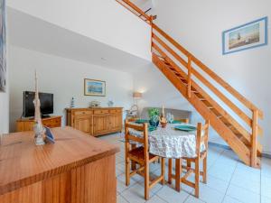 ein Wohnzimmer mit einem Tisch und einer Treppe in der Unterkunft Holiday Home Le Clos de St Cyprien by Interhome in Saint Cyprien Plage