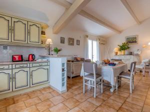 cocina y comedor con mesa y sillas en Holiday Home Les Iris by Interhome, en Gargas