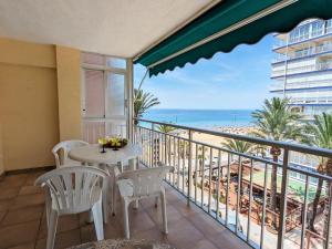 balcón con mesa, sillas y vistas al océano en Apartment La Goleta by Interhome, en Benidorm
