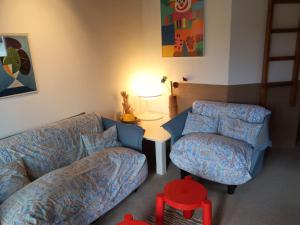 フリムスにあるApartment Casa Girun-1 by Interhomeのリビングルーム(ソファ、椅子付)