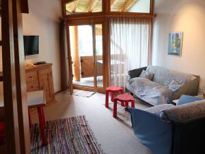 ein Wohnzimmer mit einem Sofa und einem TV in der Unterkunft Apartment Casa Girun-1 by Interhome in Flims