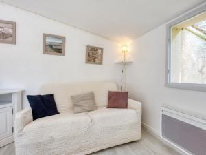 ラカノー・オセアンにあるHoliday Home Les Palombes-8 by Interhomeの窓付きの客室で、白いソファが備わります。