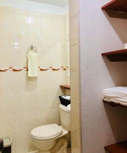 ein kleines Bad mit WC in einem Zimmer in der Unterkunft Full Apartamento en Medellin Itagui Centro de la moda Mayorista Poblado in Itagüí