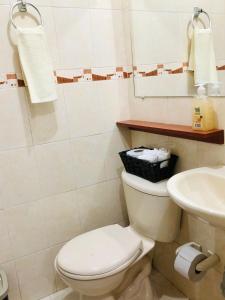 ein Bad mit einem WC und einem Waschbecken in der Unterkunft Full Apartamento en Medellin Itagui Centro de la moda Mayorista Poblado in Itagüí