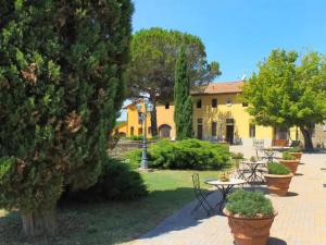 A garden outside Apartment Montereggi-7 by Interhome