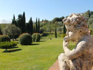 a statue of a woman sitting in a park at Apartment Montereggi-7 by Interhome in Limite