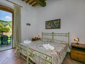 A bed or beds in a room at Apartment Montereggi-7 by Interhome