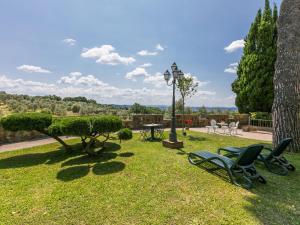 A garden outside Apartment Montereggi-7 by Interhome