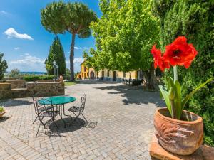 A garden outside Apartment Montereggi-7 by Interhome