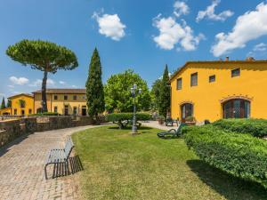 A garden outside Apartment Montereggi-7 by Interhome