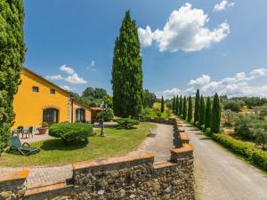 A garden outside Apartment Montereggi-7 by Interhome