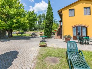 A garden outside Apartment Montereggi-7 by Interhome