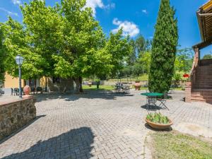 A garden outside Apartment Montereggi-7 by Interhome