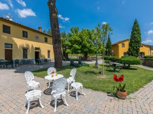 A garden outside Apartment Montereggi-7 by Interhome