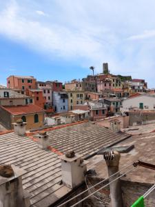 vistas a la ciudad desde el techo de un edificio en Da Isabella, en Vernazza