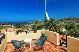 a balcony with chairs and a view of the ocean at Finca Vino Tinto 1 in Icod de los Vinos