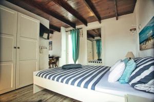 a bedroom with a bed with blue and white stripes at Finca Vino Tinto 1 in Icod de los Vinos