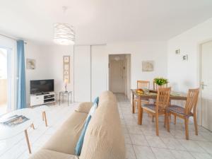 TV a/nebo společenská místnost v ubytování Apartment Patguyflor-2 by Interhome
