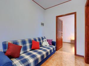 un orsacchiotto seduto su un divano in soggiorno di Apartment Ana-3 by Interhome a Jehnići