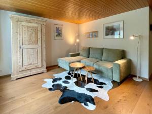 ein Wohnzimmer mit einem Sofa und einem Kuhteppich in der Unterkunft Apartment Linder by Interhome in Blankenburg