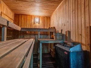 uma cabina de madeira com um banco e uma mesa em Holiday Home Hatale by Interhome em Rzyki