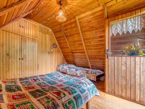 Łóżko lub łóżka w pokoju w obiekcie Holiday Home Hatale by Interhome