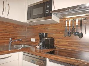 Köök või kööginurk majutusasutuses Apartment Ladis-3 by Interhome
