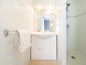 Et badeværelse på Apartment Côte Sud-4 by Interhome