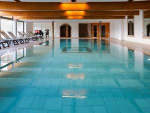 Bazén v ubytování Apartment Domaine des Reines B4 by Interhome nebo v jeho okolí