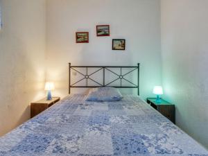 Un dormitorio con una cama con dos lámparas sobre dos mesas. en Chalet Picasso by Interhome, en Lacanau-Océan