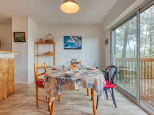 Un comedor con mesa y sillas en Chalet Picasso by Interhome, en Lacanau-Océan 31 fotos más