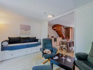 サン・シプリアン・プラージュにあるHoliday Home Le Lagon by Interhomeのリビングルーム(ベッド1台、テーブル、椅子付)