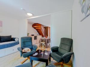 サン・シプリアン・プラージュにあるHoliday Home Le Lagon by Interhomeのリビングルーム(椅子2脚、テーブル付)