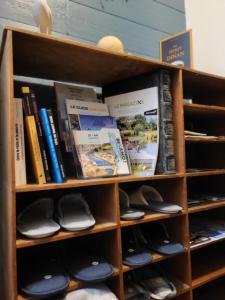 a book shelf filled with books and shoes at LES REMPARTS DU JERZUAL in Dinan