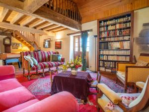 A seating area at Holiday Home Manoir Kerprigent by Interhome