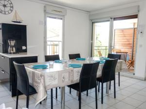 - une salle à manger avec une table et des chaises dans l'établissement Apartment L'Ilot Saint Jacques by Interhome, à La Ciotat