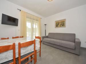 TV a/nebo společenská místnost v ubytování Apartment Vesela-2 by Interhome
