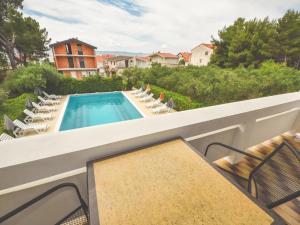 Bazén v ubytování Apartment Vesela-2 by Interhome nebo v jeho okolí