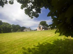 PonsanoothにあるStudio The Cottage by Interhomeの遠くに家が2軒ある大草原