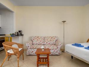 Posteľ alebo postele v izbe v ubytovaní Studio Cabopino-2 by Interhome