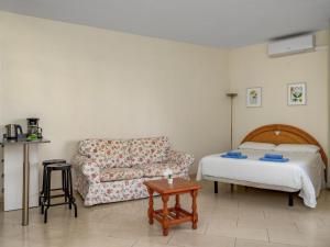 Posteľ alebo postele v izbe v ubytovaní Studio Cabopino-2 by Interhome