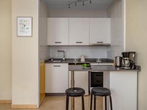 Kuchyňa alebo kuchynka v ubytovaní Studio Cabopino-2 by Interhome