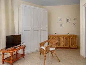 Televízia a/alebo spoločenská miestnosť v ubytovaní Studio Cabopino-2 by Interhome + 36 fotografií