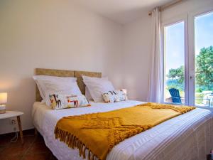 um quarto com uma cama grande e uma janela grande em Holiday Home Les Oliviers - SAE110 by Interhome em Salernes